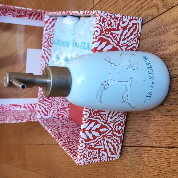 NIB Soap/Lotion Dispenser with Matching Hand Towels - Picture 6 of 11